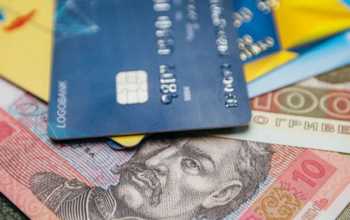Які існують відмінності між кредитом готівкою та кредитною карткою?